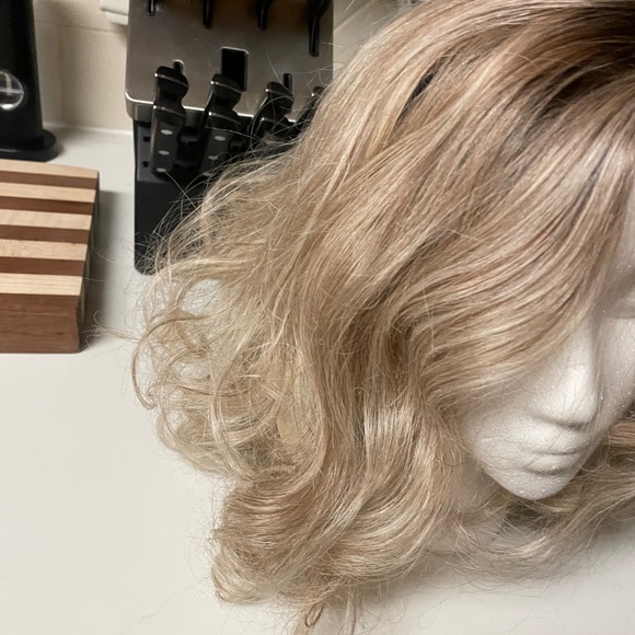 Adorable blonde curly wig with bouncy curls - Picture 4 of 5